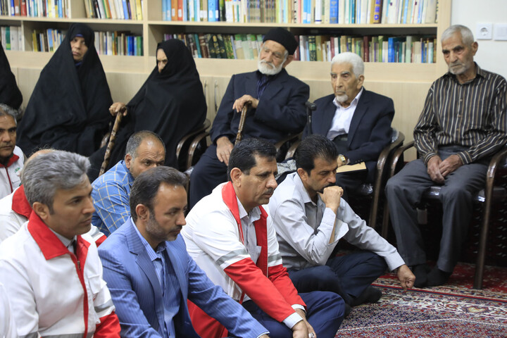 تصاویر|  دیدار جمعی جمع از خانواده شهدا ، امدادگران و داوطلبان هلال احمر با نماینده ولی‌فقیه
