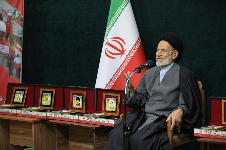 تصاویر|  دیدار جمعی جمع از خانواده شهدا ، امدادگران و داوطلبان هلال احمر با نماینده ولی‌فقیه