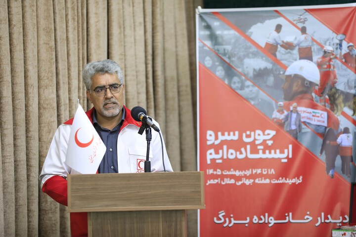 تصاویر|  دیدار جمعی جمع از خانواده شهدا ، امدادگران و داوطلبان هلال احمر با نماینده ولی‌فقیه