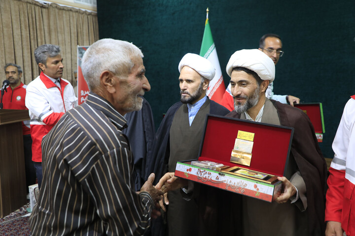 تصاویر|  دیدار جمعی جمع از خانواده شهدا ، امدادگران و داوطلبان هلال احمر با نماینده ولی‌فقیه