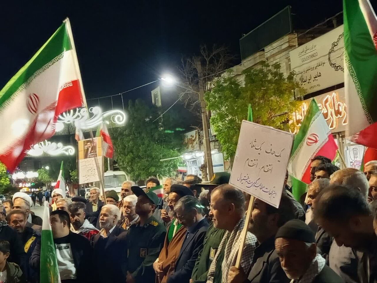 فیلم| بیعت حماسی ساوجی‌ها در موج شصت‌و نهم در خیابان
