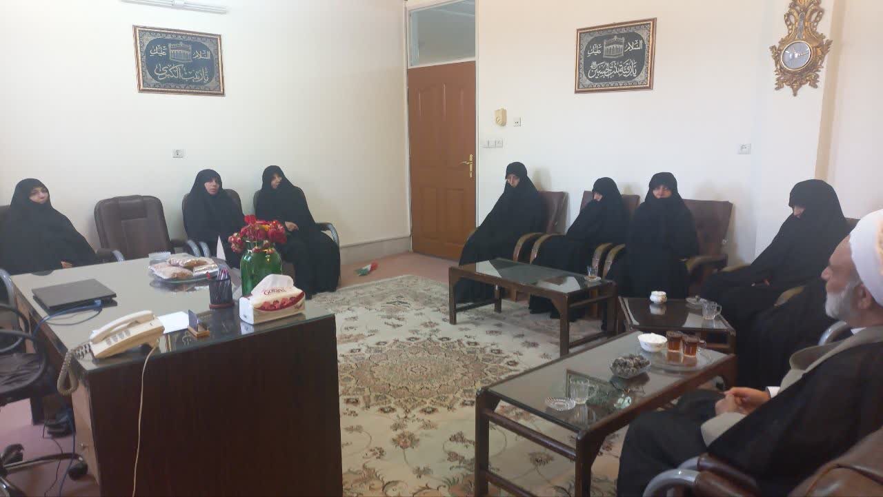 دیدار صمیمانه و خداقوت مدیر حوزه علمیه خواهران استان به کارکنان مدرسه حضرت زینب کبری (س) یزد+ تصاویر