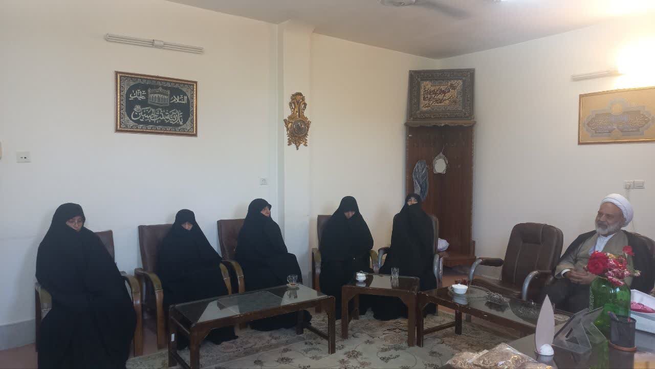 دیدار صمیمانه و خداقوت مدیر حوزه علمیه خواهران استان به کارکنان مدرسه حضرت زینب کبری (س) یزد+ تصاویر