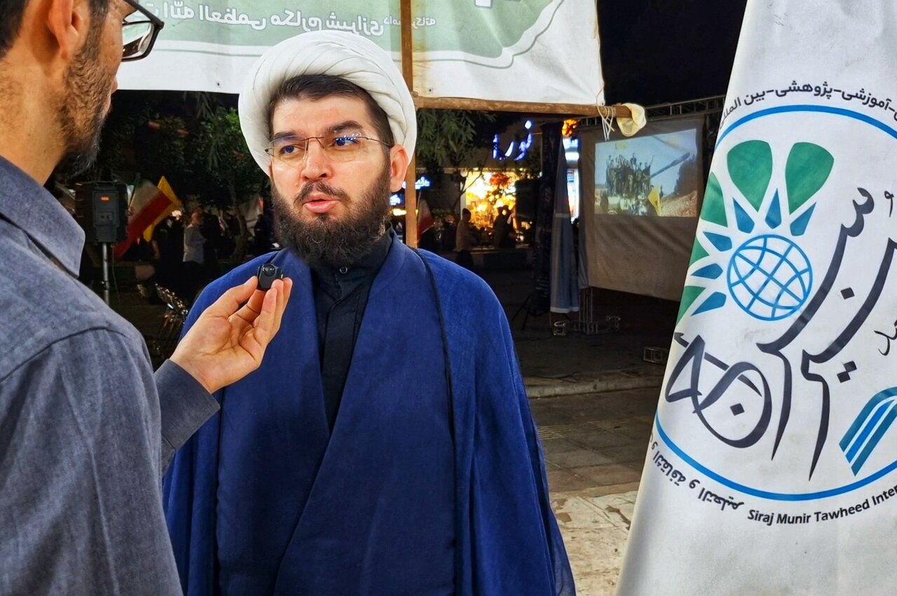 فیلم | جهاد تبیین به شیوه پرده خوانی فعالیت موکب سراج منیر است که با استقبال مردم مواجه شده است