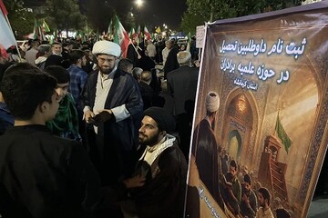 برپایی میز مشاوره و ثبت‌نام داوطلبان جدید در تجمعات شبانه «نحن منتقمون» کرمانشاه+عکس
