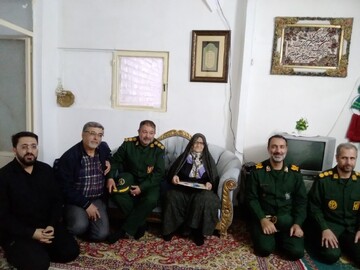 تصاویر/ دیدار فرمانده سپاه روح‌الله استان مرکزی با خانواده شهید بسیجی جنگ رمضان در خمین