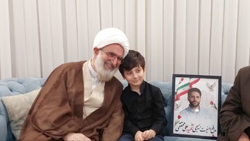 دیدار رئیس شورای سیاست‌گذاری ائمه جمعه با خانواده شهید علی محققی + عکس