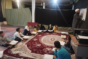 کلاس‌های قرآن و مباحث فرهنگی، اجتماعی در روستای هریل‌آباد بیستون برگزار می‌شود+عکس