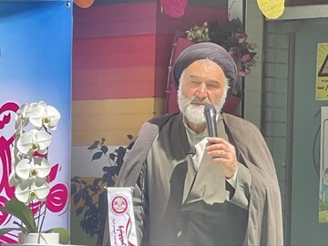 تصاویر/ حضور امام جمعه نوشهر در دبستان دخترانه ولی عصر (عج) به یاد شهدای میناب