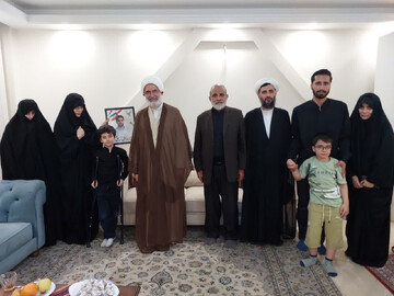 دیدار رئیس شورای سیاستگذاری ائمه جمعه با خانواده شهید علی محققی