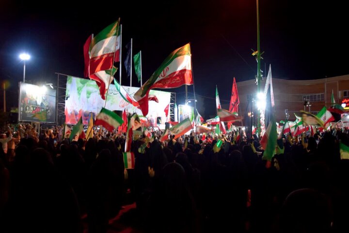 تصاویر/ موج هفتادم میدان داری مردم ولایت مدار آران وبیدگل در دفاع از وطن