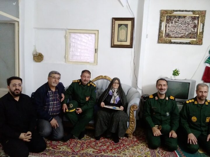 تصاویر/دیدار فرمانده سپاه روح‌الله استان مرکزی با خانواده شهید بسیجی جنگ رمضان در خمین
