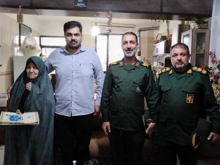 تصاویر/دیدار فرمانده سپاه روح‌الله استان مرکزی با خانواده شهید بسیجی جنگ رمضان در خمین