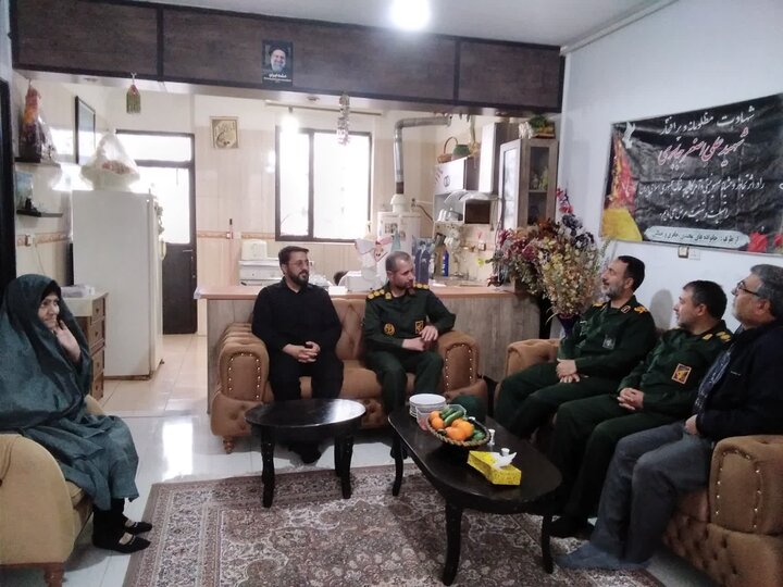 تصاویر/دیدار فرمانده سپاه روح‌الله استان مرکزی با خانواده شهید بسیجی جنگ رمضان در خمین