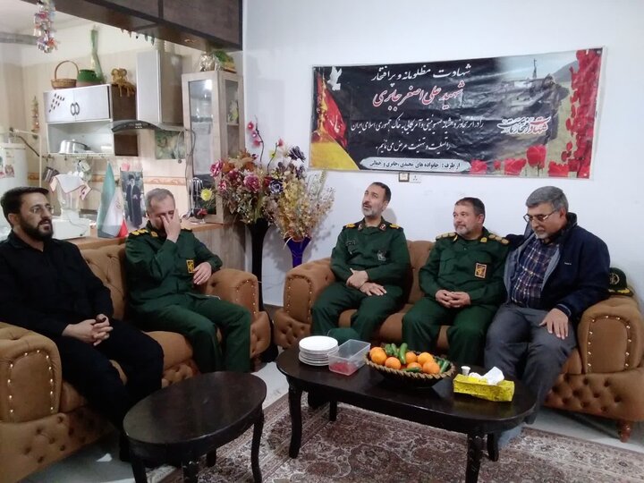 تصاویر/دیدار فرمانده سپاه روح‌الله استان مرکزی با خانواده شهید بسیجی جنگ رمضان در خمین