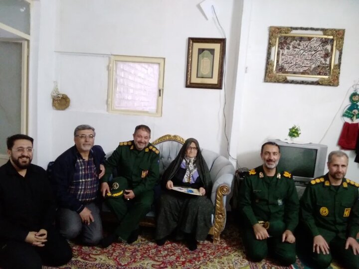 تصاویر/دیدار فرمانده سپاه روح‌الله استان مرکزی با خانواده شهید بسیجی جنگ رمضان در خمین