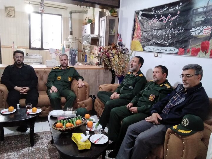 تصاویر/دیدار فرمانده سپاه روح‌الله استان مرکزی با خانواده شهید بسیجی جنگ رمضان در خمین