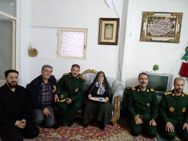 تصاویر/دیدار فرمانده سپاه روح‌الله استان مرکزی با خانواده شهید بسیجی جنگ رمضان در خمین
