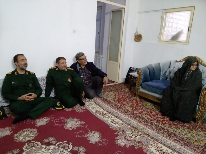 تصاویر/دیدار فرمانده سپاه روح‌الله استان مرکزی با خانواده شهید بسیجی جنگ رمضان در خمین