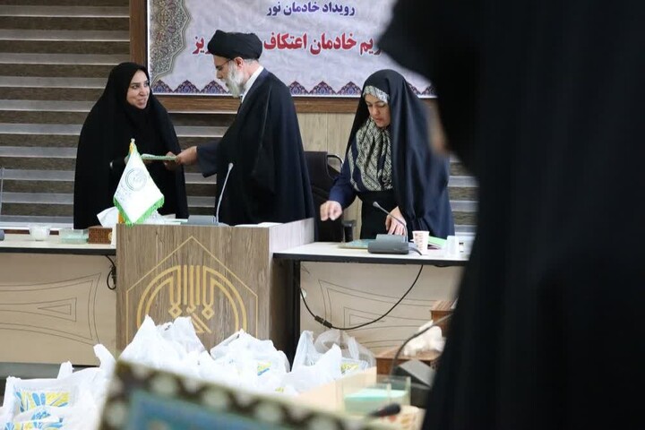 تصاویر /  تکریم خادمان اعتکاف بانوان تبریز توسط تبلیغات اسلامی آذربایجان شرقی
