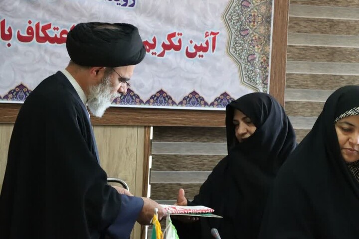 تصاویر /  تکریم خادمان اعتکاف بانوان تبریز توسط تبلیغات اسلامی آذربایجان شرقی