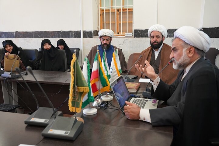 تصاویر/ نشست علمی «فرصت‌ها و تهدیدهای مهدویت، پس از جنگ رمضان» در کرمانشاه