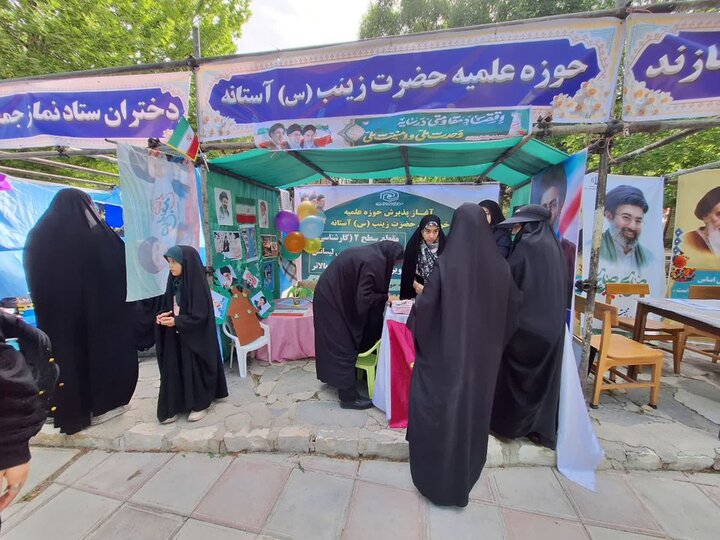 تصاویر/برپایی غرفه پذیرش مدرسه علمیه حضرت زینب(س) در سراب عباس آباد شازند