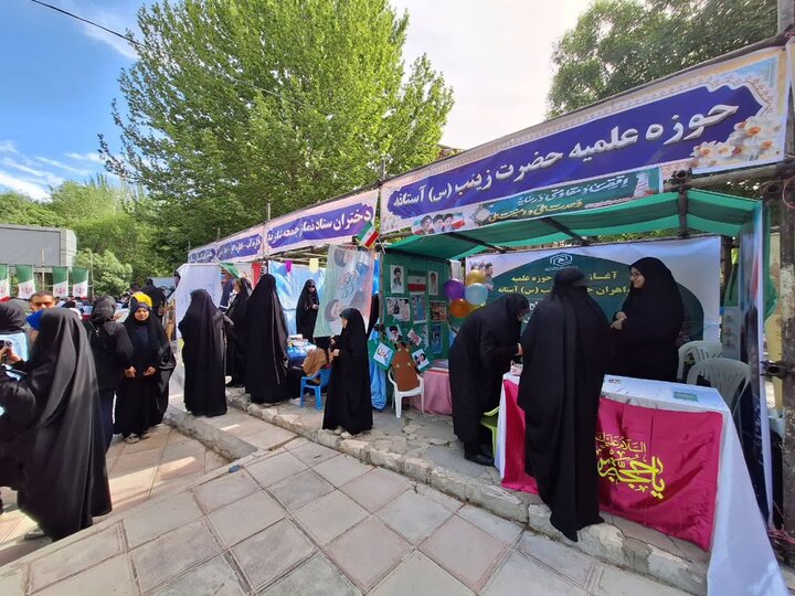 تصاویر/برپایی غرفه پذیرش مدرسه علمیه حضرت زینب(س) در سراب عباس آباد شازند