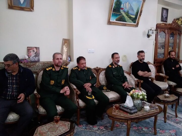 تصاویر/دیدار فرمانده سپاه روح‌الله استان مرکزی با خانواده شهید حاج محمدصادق حسینی