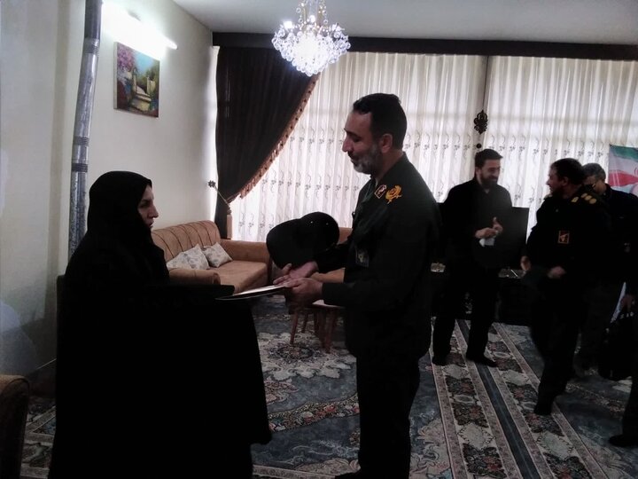 تصاویر/دیدار فرمانده سپاه روح‌الله استان مرکزی با خانواده شهید حاج محمدصادق حسینی