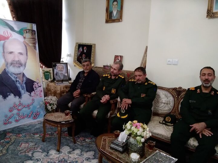تصاویر/دیدار فرمانده سپاه روح‌الله استان مرکزی با خانواده شهید حاج محمدصادق حسینی