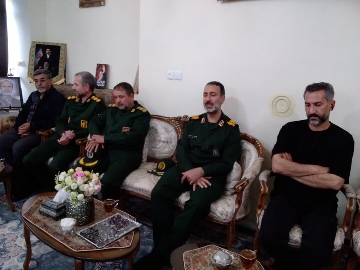 تصاویر/دیدار فرمانده سپاه روح‌الله استان مرکزی با خانواده شهید حاج محمدصادق حسینی