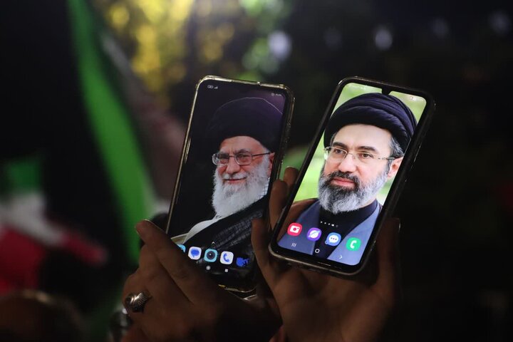 تصاویر/ اجتماع بزرگ شب های حماسه و اقتدار معراج شهدا شهرستان سمنان