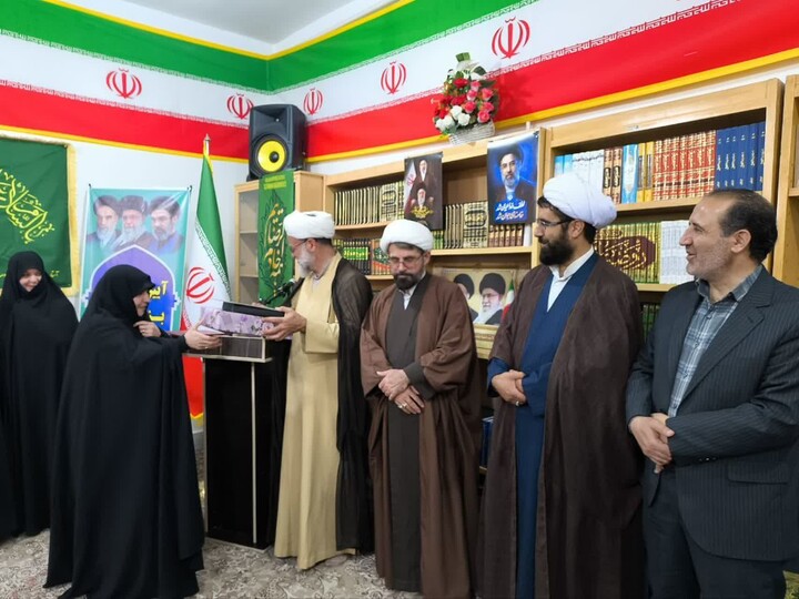 تصاویر / تجلیل از اساتید مدارس علمیه خواهران خرمدره، ابهر و هیدج