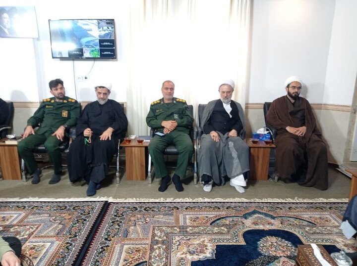 تصاویرر/  دیدار فرمانده سپاه محمودآباد با امام جمعه سرخ رود و تجلیل از بسیجیان برتر