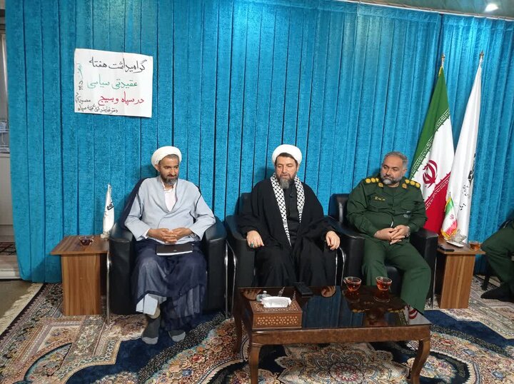 تصاویرر/  دیدار فرمانده سپاه محمودآباد با امام جمعه سرخ رود و تجلیل از بسیجیان برتر