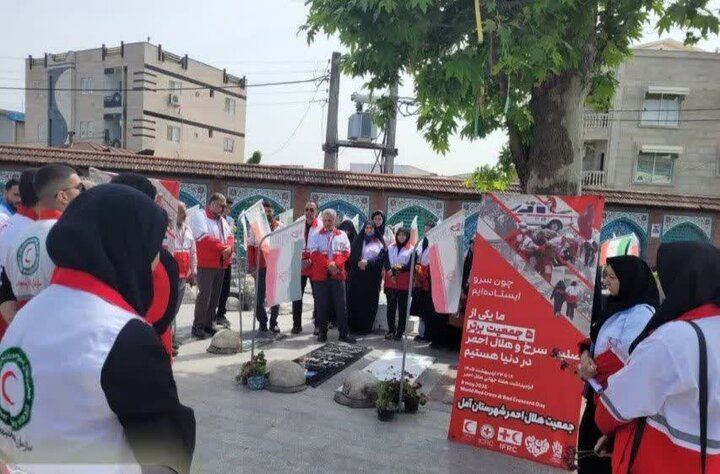 تصاویر/ غبارروبی مزار شهدای آمل در «روز هلال احمر»
