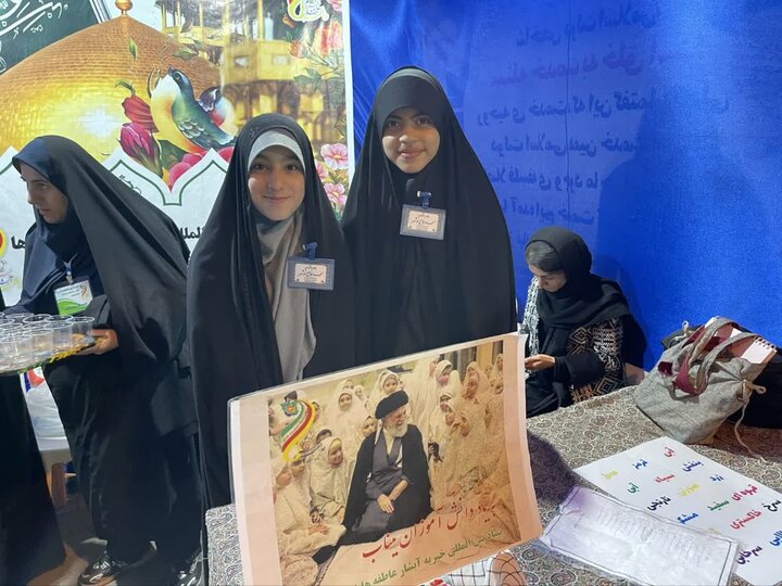 تصاویر/ حضور امام جمعه نوشهر در دبستان دخترانه ولی عصر (عج) به یاد شهدای میناب