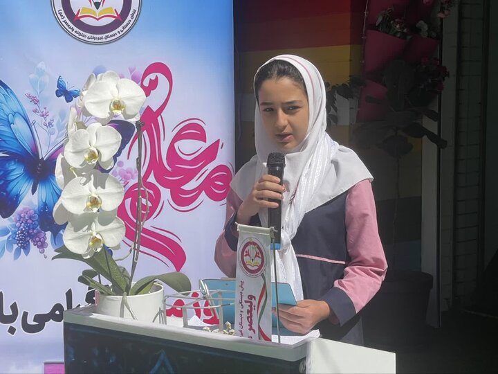 تصاویر/ حضور امام جمعه نوشهر در دبستان دخترانه ولی عصر (عج) به یاد شهدای میناب