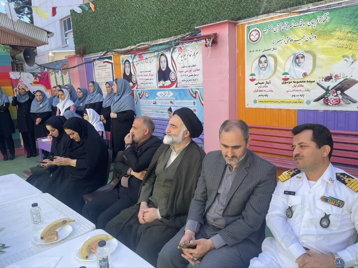 تصاویر/ حضور امام جمعه نوشهر در دبستان دخترانه ولی عصر (عج) به یاد شهدای میناب