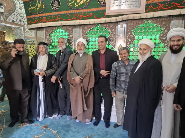تصاویر/حضور زائران عراقی و خادمین حرم امام حسین (ع)در حرم علی بن باقر(ع)