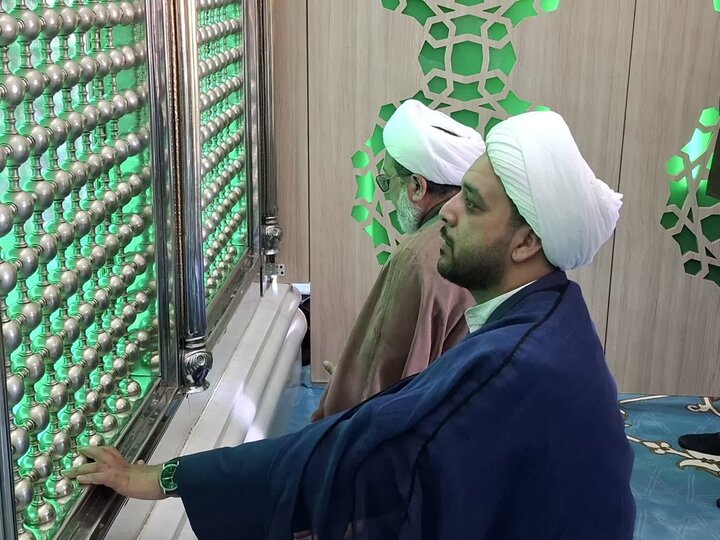 تصاویر/حضور زائران عراقی و خادمین حرم امام حسین (ع)در حرم علی بن باقر(ع)