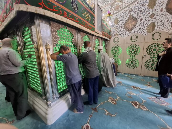 تصاویر/حضور زائران عراقی و خادمین حرم امام حسین (ع)در حرم علی بن باقر(ع)