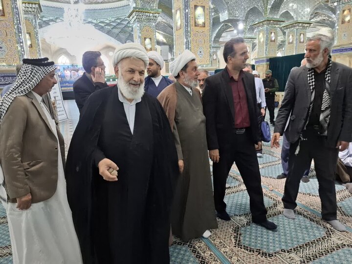 تصاویر/حضور زائران عراقی و خادمین حرم امام حسین (ع)در حرم علی بن باقر(ع)