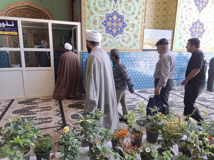 تصاویر/حضور زائران عراقی و خادمین حرم امام حسین (ع)در حرم علی بن باقر(ع)