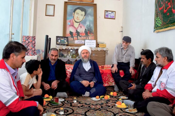 تصویر/ دیدار امام جمعه آران و بیدگل با خانواده معلم شهید داوود صلاتی