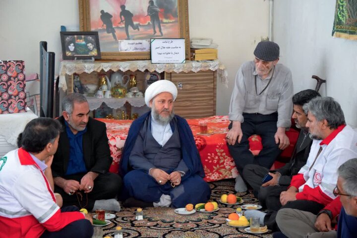 تصویر/ دیدار امام جمعه آران و بیدگل با خانواده معلم شهید داوود صلاتی