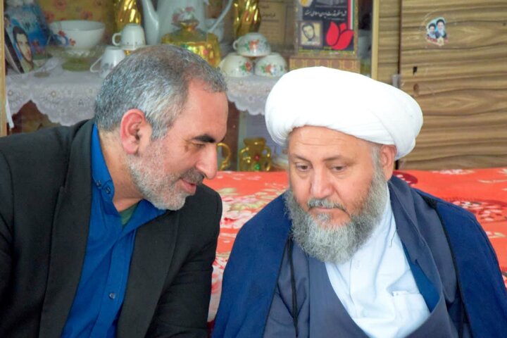 تصویر/ دیدار امام جمعه آران و بیدگل با خانواده معلم شهید داوود صلاتی