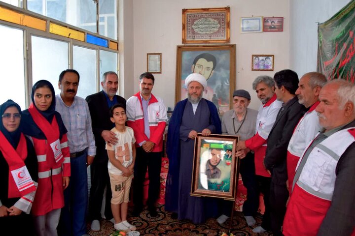 تصویر/ دیدار امام جمعه آران و بیدگل با خانواده معلم شهید داوود صلاتی