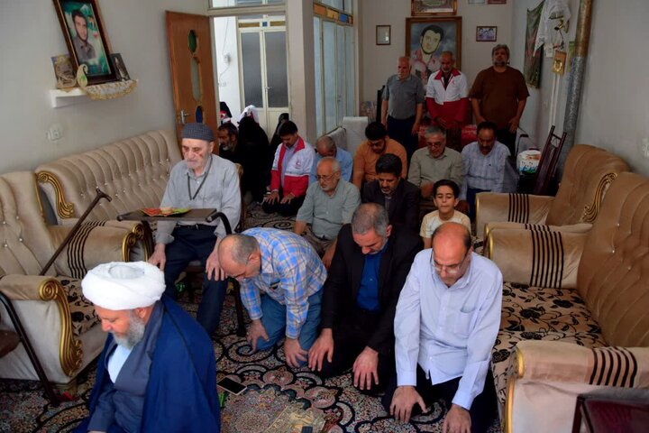 تصویر/ دیدار امام جمعه آران و بیدگل با خانواده معلم شهید داوود صلاتی